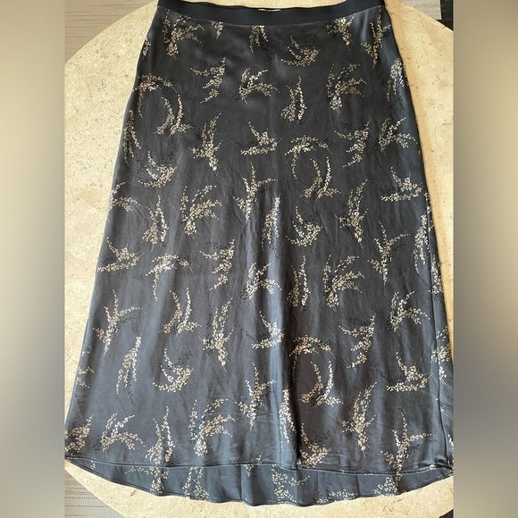 Elegant Black and Gold Women's Skirt - Picture 2 of 7